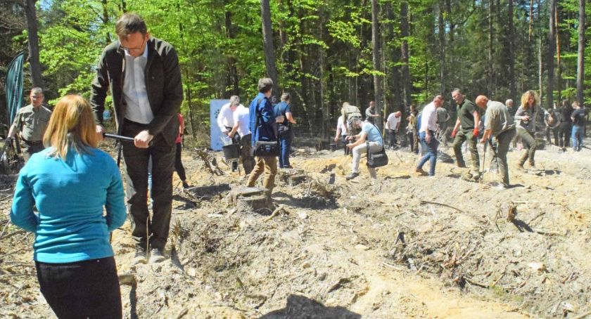 W Niekłaniu minister, politycy i samorządowcy wzięli się do roboty i...