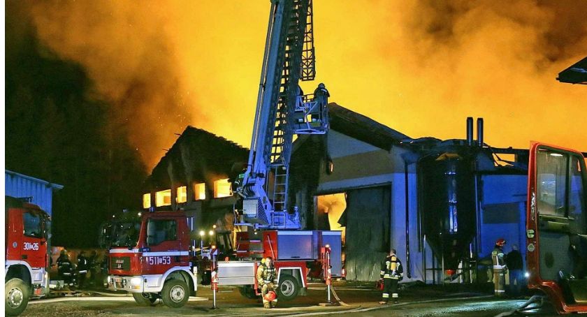 Koneccy strażacy gasili pożar w fabryce papieru toaletowego