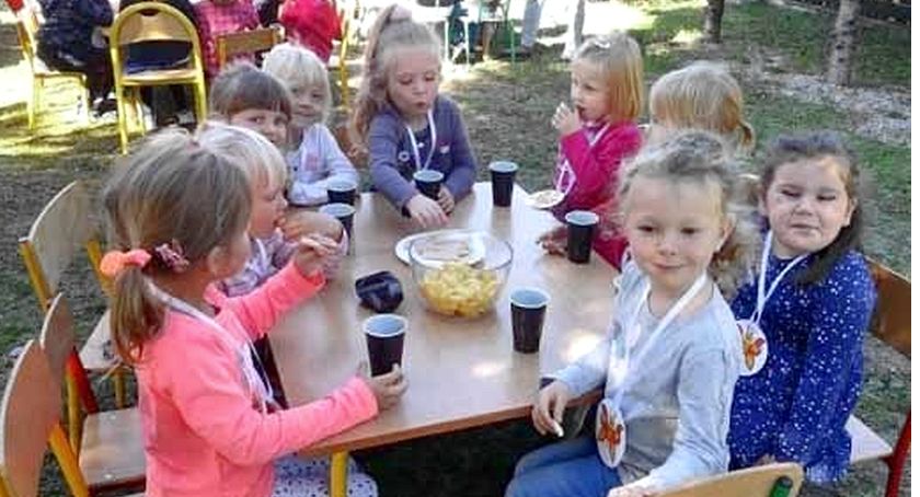 W Rudzie Malenieckiej dzieci uczą się... pod chmurką