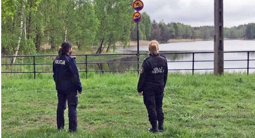 Koneccy policjanci z przedstawicielem urzędu kontrolowali zbiorniki wodne 