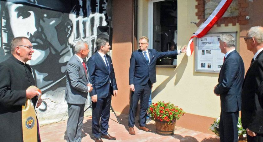 W Baryczy koło Końskich uroczyście odsłonięto historyczną tablicę [ZDJĘCIA]