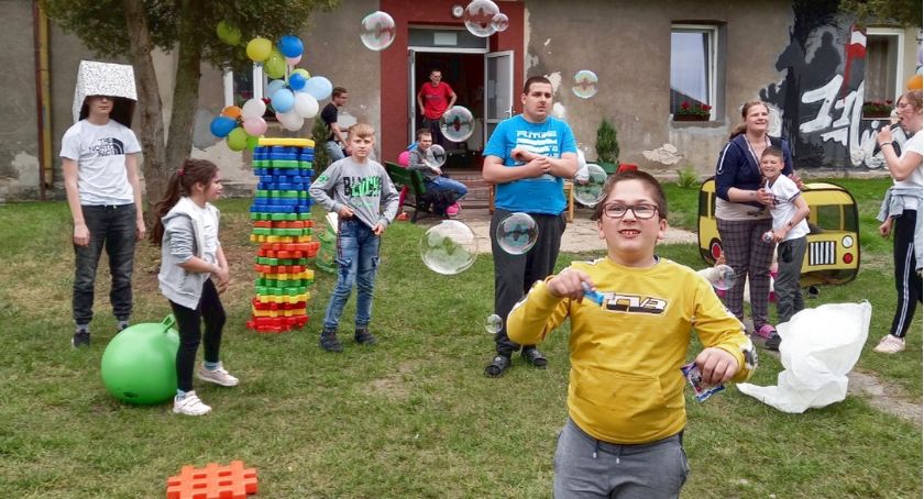 W szkole w Baryczy były konkursy, zabawy, poczęstunek, dobra muzyka [MNÓSTWO ZDJĘĆ]