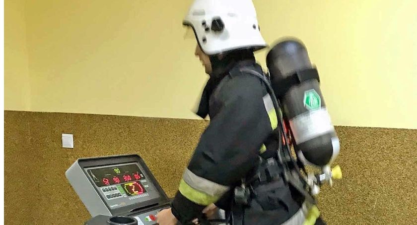 Koneccy strażacy sprawdzają swoje predyspozycje w komorze dymowej