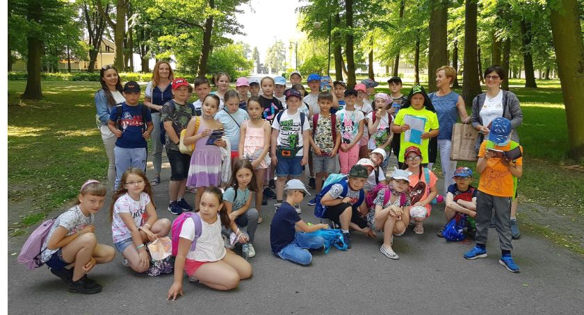 Uczniów z Miedzierzy lekcja w terenie z zagadkami w tle [GALERIA ZDJĘĆ]