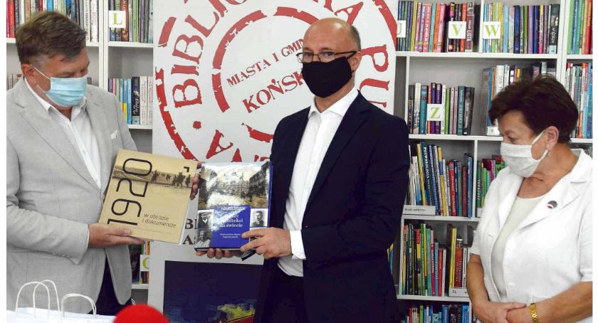 Do koneckiej biblioteki trafiły książki spoza oficjalnego obiegu. To dar posła