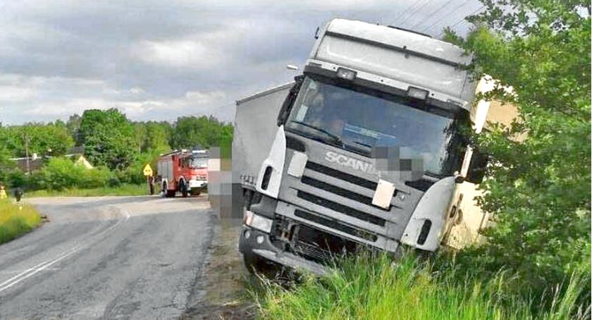 W Grabkowie scania wylądowała w rowie. Jej kierowca...