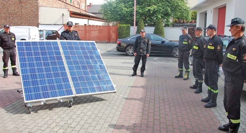 Koneccy strażacy uczą się, jak gasić wysokie napięcie