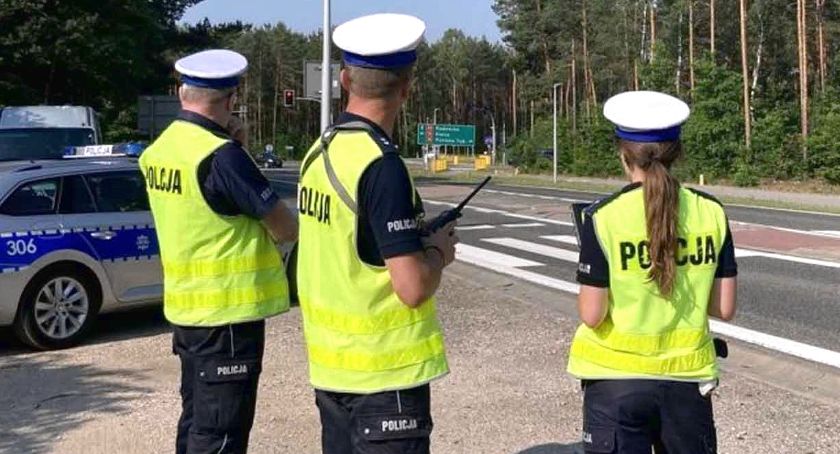 W Radoszycach policjanci z drogówki zatrzymali kierującego skuterkiem, który...