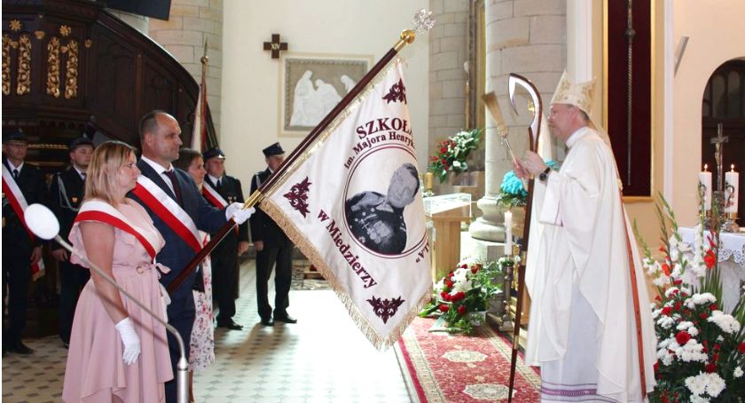 Święto szkoły w Miedzierzy. Uroczysta msza z biskupem. Festyn Rodzinny... [ZDJĘCIA]
