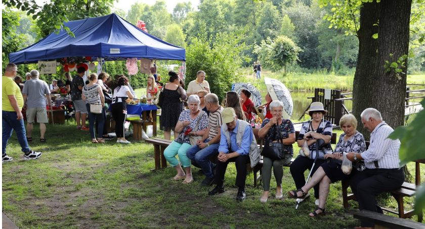 W Maleńcu delektowali się miodem i innymi smakołykami [ZDJĘCIA]