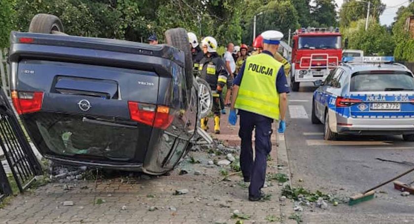 MŁYNEK NIEŚWIŃSKI. Opel zniszczył ogrodzenie trzech posesji i dachował
