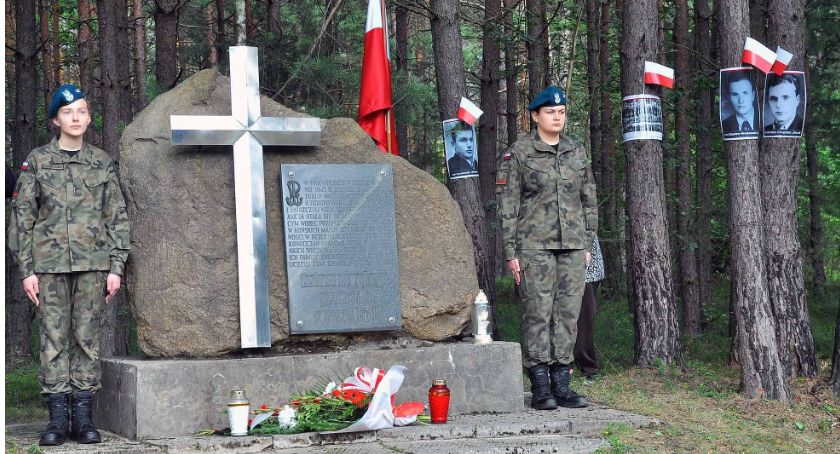 Pamiętają o bohaterach akcji w Wąsoszu. Kwiaty, światła pamięci... [ZDJĘCIA]