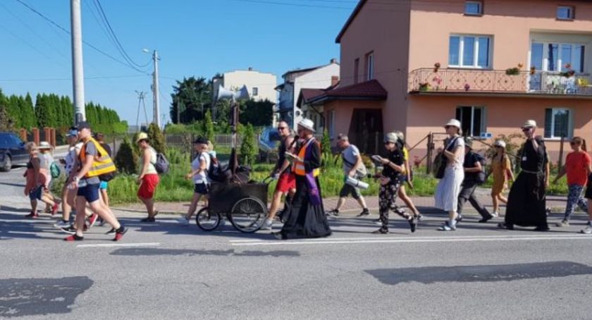 Radoszyczanie pieszo pielgrzymują do Czarnej Madonny
