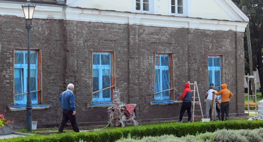 Końskie. Tynk skuty do gołego muru. Kładziony jest nowy [ZDJĘCIA]