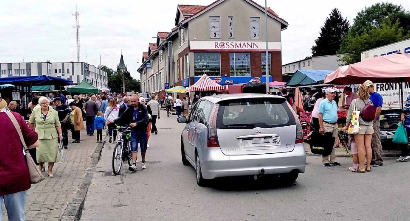 W Końskich na ul. Dolnej kierowca skody potrącił rowerzystę