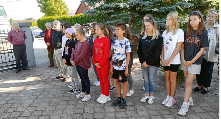 Koneckiego Koła ŚZŻAK wycieczka do miejsc pamięci. Lekcja patriotyzmu z kombatantami