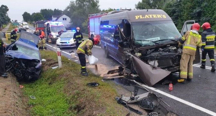 Wypadek busa z osobówką na drodze krajowej nr 42 
