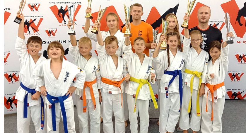 Adepci karate z Końskich przywieźli worek medali z turnieju w Kobierzycach