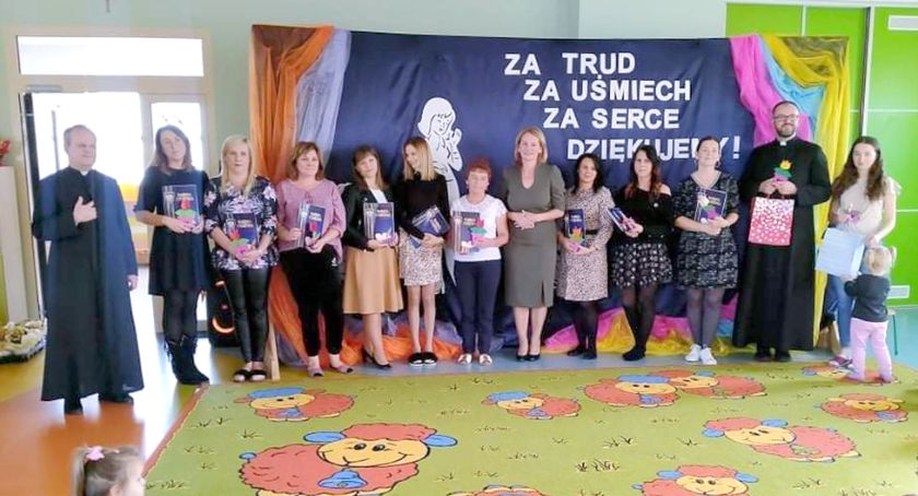 Przedszkolaki ze Smykowa dziękowały nauczycielom w dniu ich święta [ZDJĘCIA]