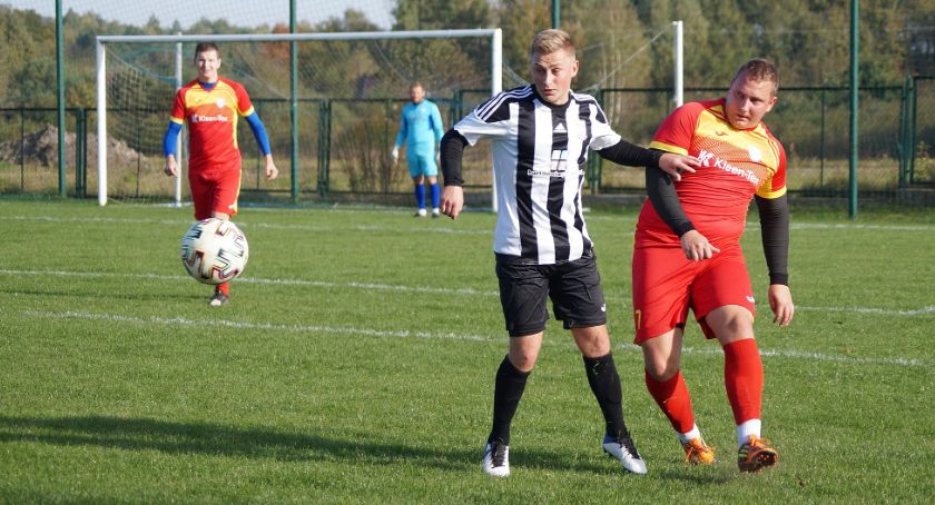 Kolejne derby powiatu koneckiego w piłkarskiej Klasie A