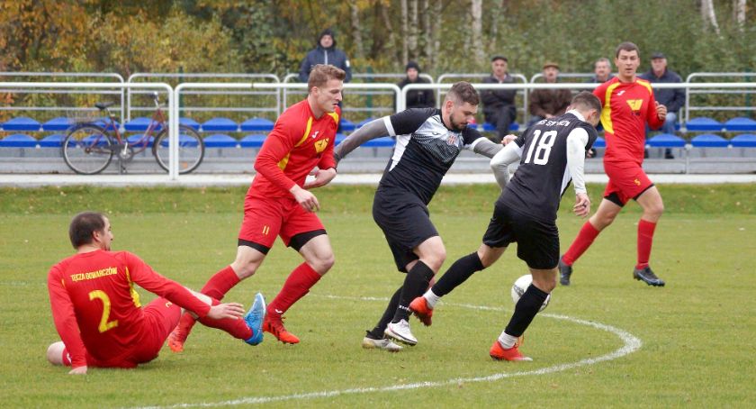Tęcza Gowarczów czy KS Smyków? Kto wygrał derby?