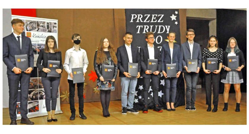 W Końskich najzdolniejsi uczniowie szkół podstawowych otrzymali stypendia [ZDJĘCIA]