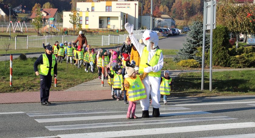 Przedszkole w Smykowie odwiedzili ważni goście. Dzięki nim dzieci są bezpieczniejsze [ZDJĘCIA]
