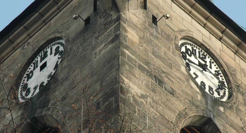 KOŃSKIE. Trzeci zegar na wieży kościelnej odmierza czas letni i zimowy [ZDJĘCIA]