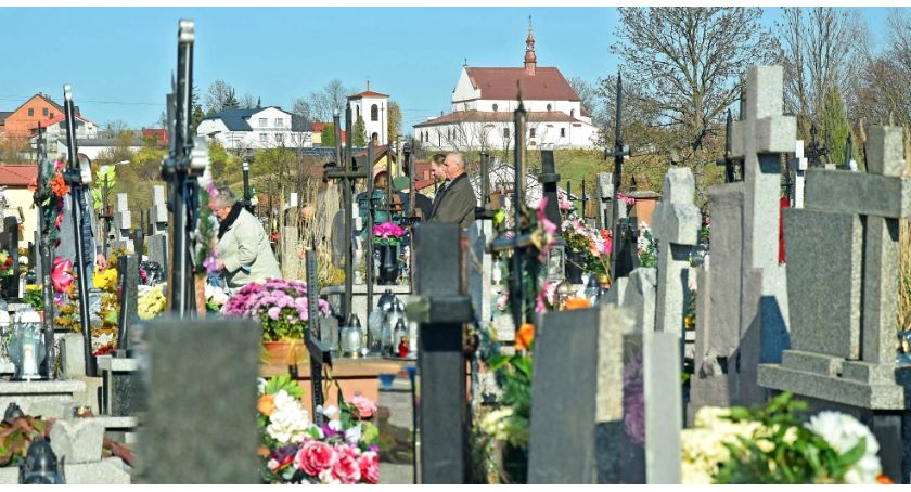 W Odrowążu mogiły zakwitły, rozbłysły światłami... [ZDJĘCIA]