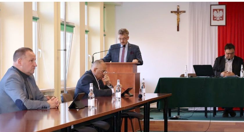 Koneccy radni powiatowi debatowali o pieniądzach, oświacie i służbie zdrowia