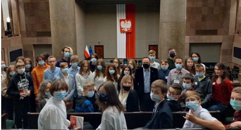 Uczniowie w Sejmie z posłem Szejną
