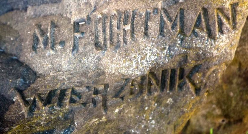 W Końskich odnawiają zabytkowe nagrobki. Pieniądze zbierają kwestarze z PTTK
