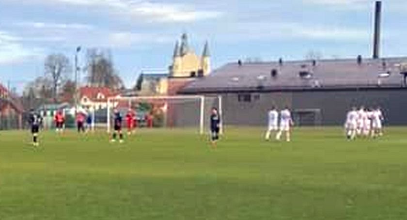 Futboliści Neptuna Końskie walczyli w niedzielę o kolejne ligowe punkty