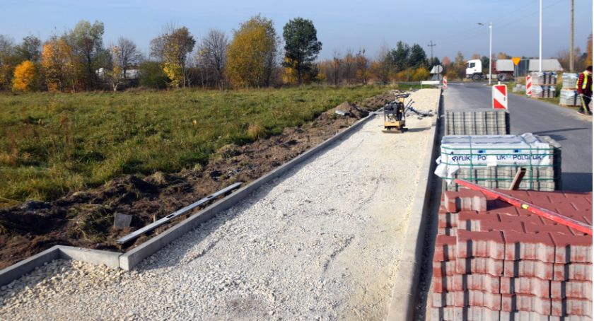 W Gowarczowie komunikują mieszkańców ze szkołą i ośrodkiem zdrowia