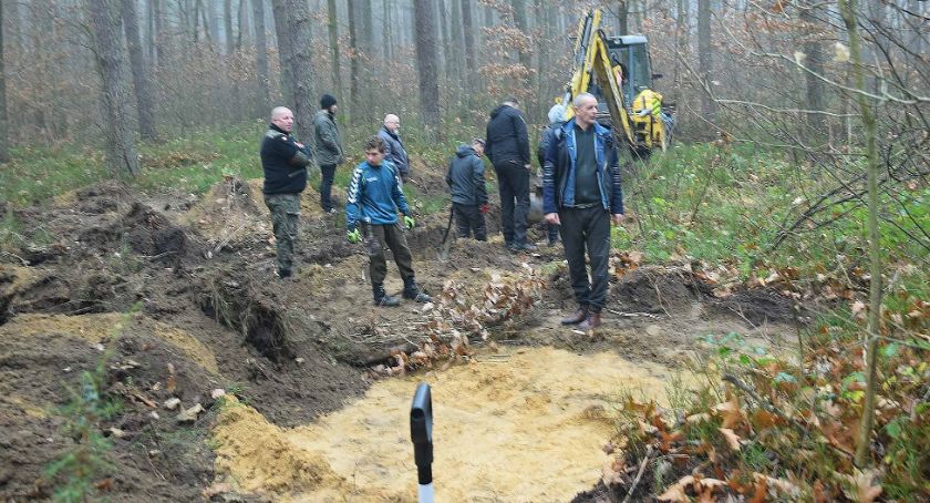 BIAŁY ŁUG. Wznowiono poszukiwania ciał żołnierzy poległych w bitwie [ZDJĘCIA]