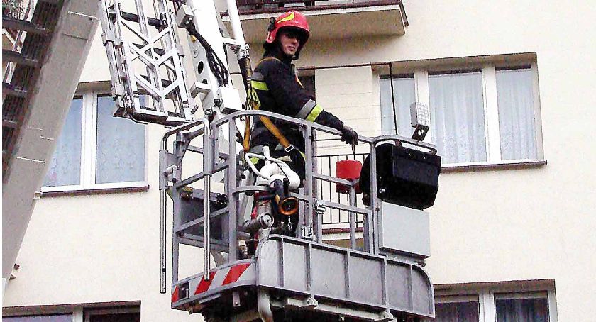 Pięciolatek z Końskich zatrzasnął się w mieszkaniu na trzecim piętrze
