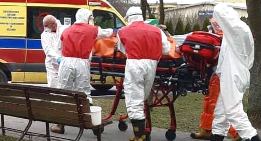 W Giełzowie (gmina Gowarczów) z poddasza ewakuowano kobietę z potwierdzonym Covidem