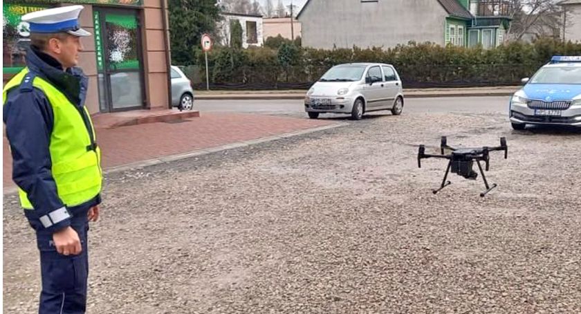W Stąporkowie policjanci kontrolowali przejścia dla pieszych... dronem