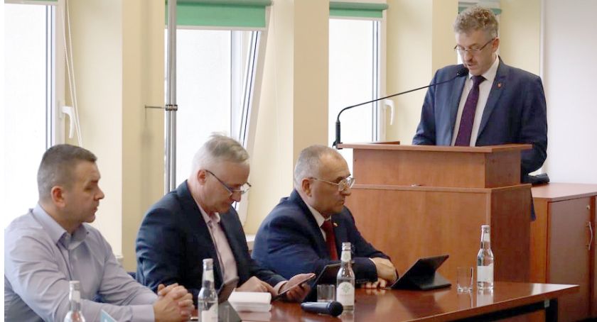Sesja Rady Powiatu Koneckiego. Podwyżki, rewident, Erasmus, opłaty...