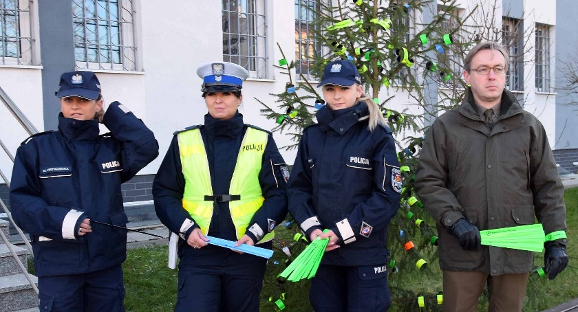 KOŃSKIE. Odblaskowa choinka, odblaskowi przechodnie