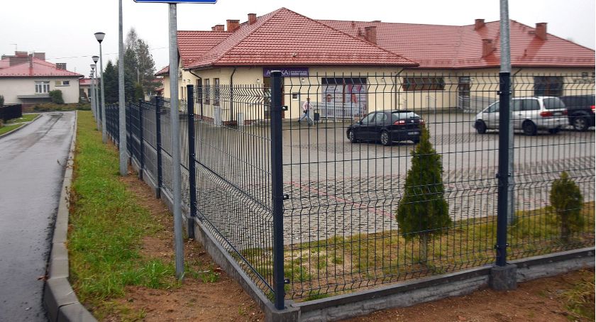 W Gowarczowie nowocześnie ogrodzili służbę zdrowia