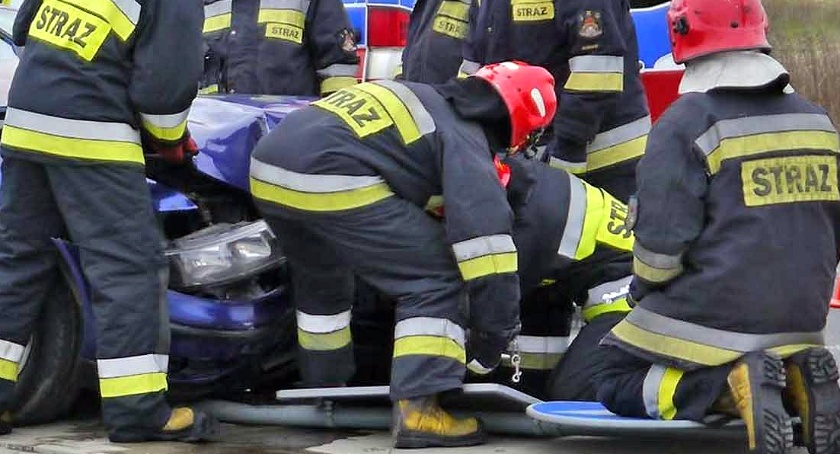 W Końskich strażacy udzielali pomocy kobiecie, która leżała na trawniku