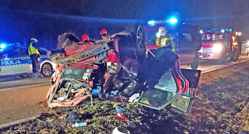W Smykowie w gminie Fałków volvo dachowało na poboczu krajówki
