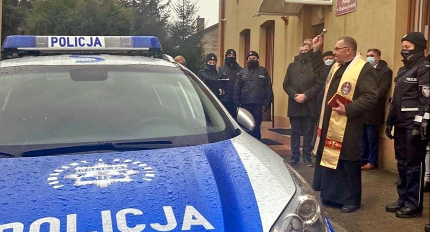 Policjanci z Radoszyc otrzymali  nowy radiowóz [ZDJĘCIA]
