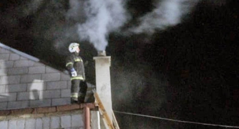 W Szóstakach (gmina Radoszyce) ogień buchał z komina [ZDJĘCIA]