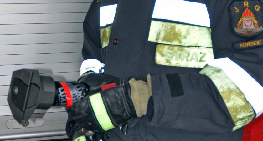W Końskich kobieta długo nie otwierała drzwi. Sąsiedzi wezwali pomoc i...