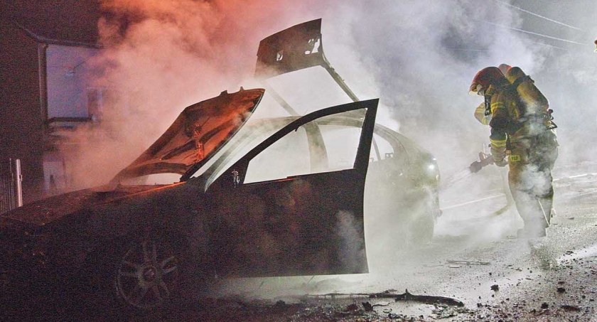 W Hucisku koło Stąporkowa na podwórku spłonął peugeot