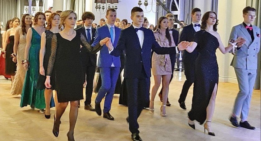 Uczniowie koneckiego II LO zatańczyli poloneza. A za sto dni... matura [ZDJĘCIA]
