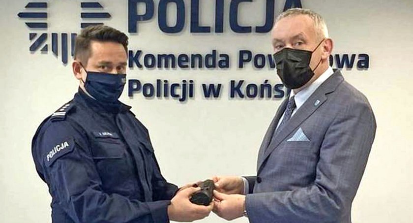 Samorządowcy z Gowarczowa pomagają koneckim policjantom