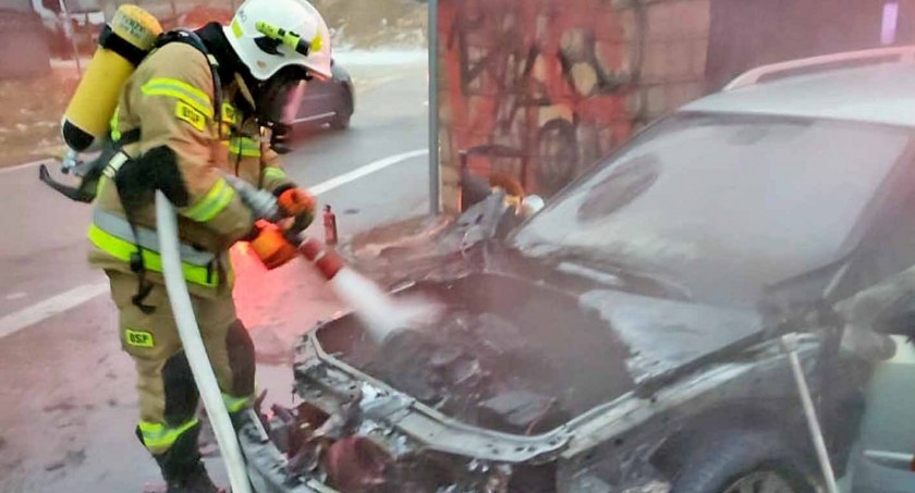 GMINA FAŁKÓW.  Zwarły się druty i pod maską wybuchł pożar